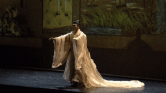 红色灯光不再仅是舞台拆